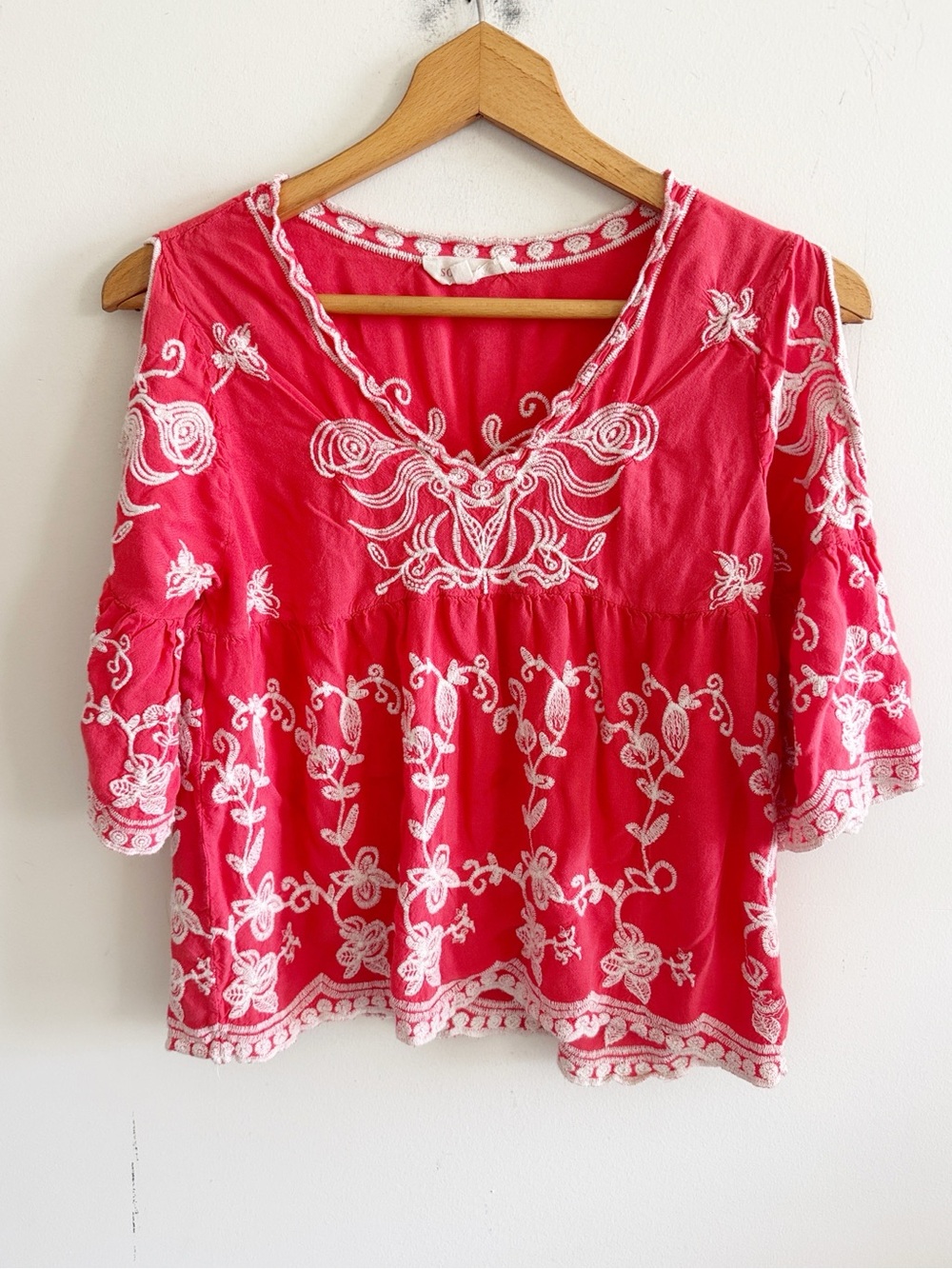 Solitaire red white embroidered boho open sleeve v-neck top size small